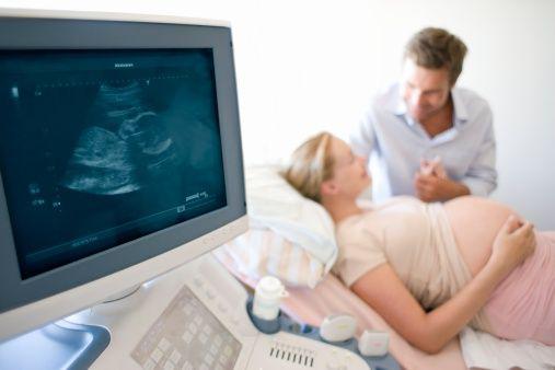 孕妇进行B超检查应该如何做？