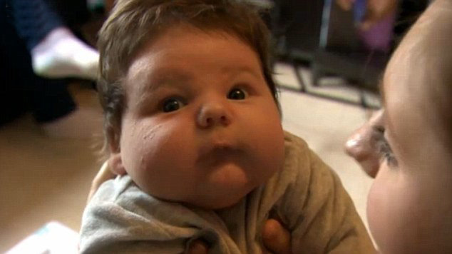 英女子产14斤巨婴成最大顺产婴儿