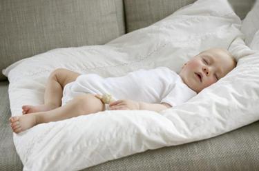 应该怎样培养宝宝睡整夜觉？