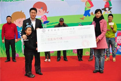 贝亲上海市场部经理傅广雷先生向南京社会儿童福利院代表递交捐赠 